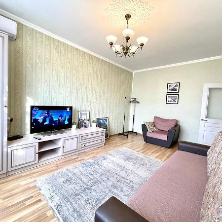 Cozy Three-Room Apartment With Mountain View Almaty Ngoại thất bức ảnh