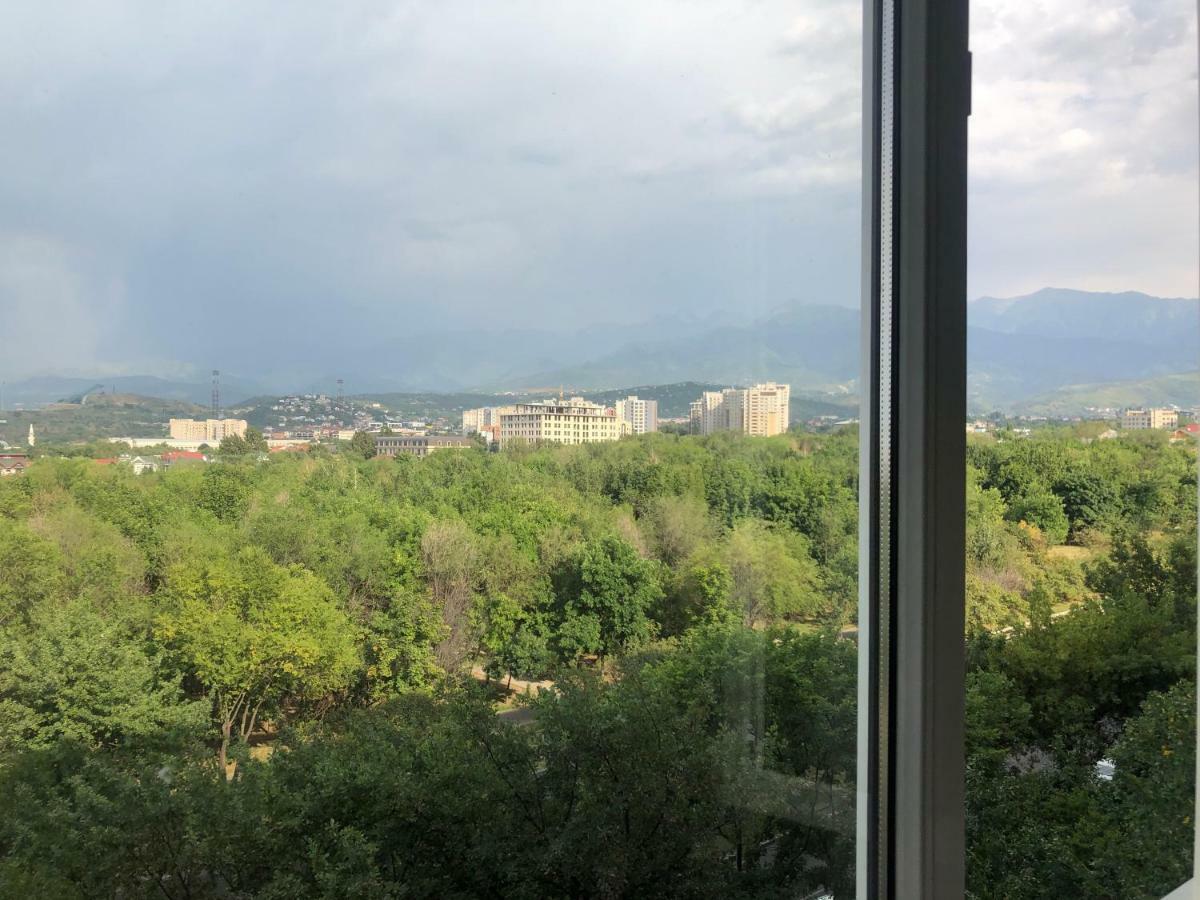 Cozy Three-Room Apartment With Mountain View Almaty Ngoại thất bức ảnh